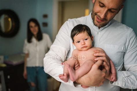 Padre Abrazando Lindo Bebé — Hombre Lactante Stock Photo 256935486