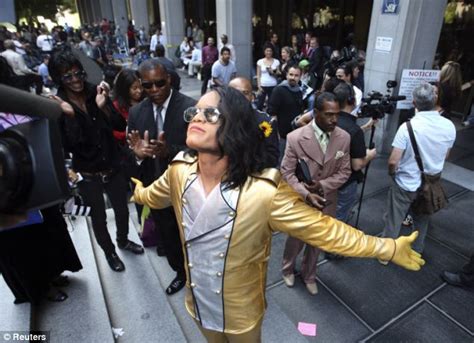 michael jackson trial final indignity as jury sees shocking deathbed picture daily mail online