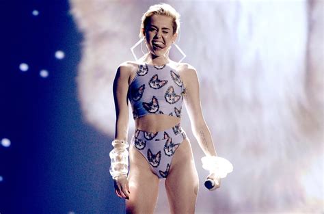 Best American Music Awards Performances No 20 Miley Cyrus Meows Her Way Through Wrecking