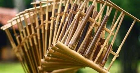 Berikut adalah 5 alat musik tradisional yang tergolong dalam alat musik harmonis. Pengertian Alat Musik Angklung Asal Masyarakat Sunda Jawa Barat