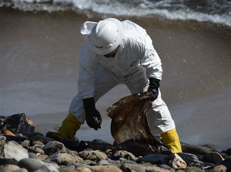 Santa Barbara Oil Spill How To Help Volunteer With Clean Up 893 Kpcc