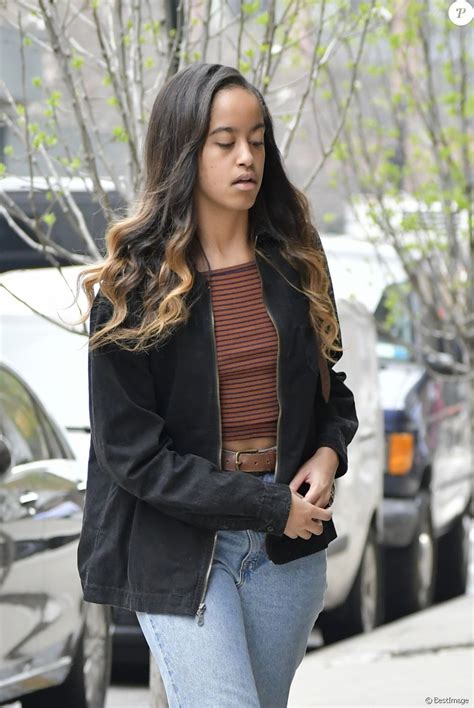 Malia obama spent eight years living in the white house, attending speeches and state dinners the secret service taught malia obama how to drive. Malia Obama arrive aux bureaux de la Weinstein Company à New York, le 12 avril 2017, où elle est ...