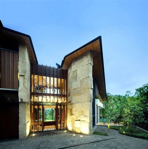 Modern House In Singapore With Trapezoid Shape On A Triangular Plot