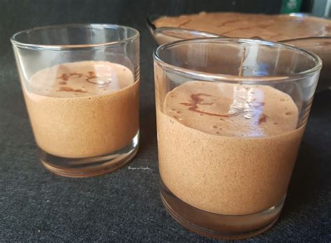 Junte o chocolate com a manteiga e misture bem até ligar. Amigos na Cozinha: Mousse de chocolate com Leite condensado