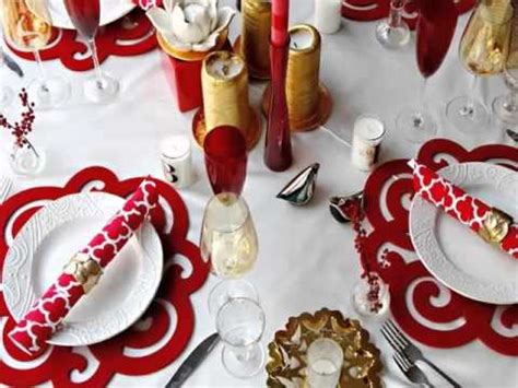 Table decor red flowers, damask. Red & White Table Decorations - The Color Red To Life ...