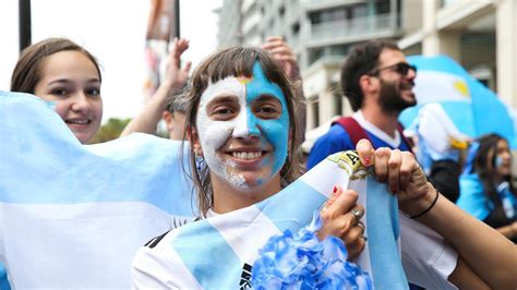 Argentinian Fans Celebrate Historic World Cup Win In Sydney Harbour Gold Coast Bulletin
