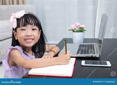 Asiatisches Chinesisches Kleines M Dchen Das Hausarbeit Mit Laptop Tut