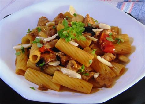 E' un piatto ideale per il periodo estivo perché è molto appetitoso. Pasta con pesce spada e melanzane