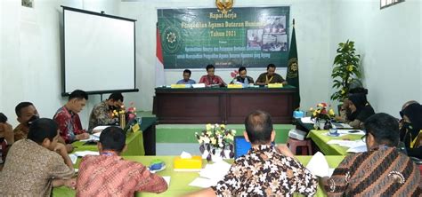 Tarawih dalam bahasa arab yaitut bentuk jama' dari تَرْوِيْحَةٌ. RAPAT KERJA PENGADILAN AGAMA DATARAN HUNIMOA TAHUN 2021 ...