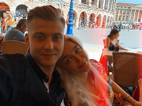 Музыкальный олимп она покорила еще в детстве, а десять лет назад уехала из гросу и ее бывший муж сыграли пышную свадьбу в италии летом 2019 года. Алина Гросу показала фото с путешествия с мужем-"комочком ...