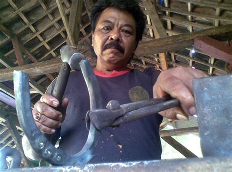 pastinyus.blogspot.com: Pengrajin Tapal Kuda, Bertahan Meski Tergerus Jaman