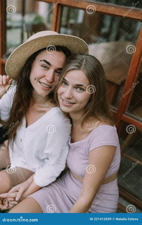 Två Lesbiska Har Ett Datum I Kafé Fotografering för Bildbyråer Bild av järnhand sommar