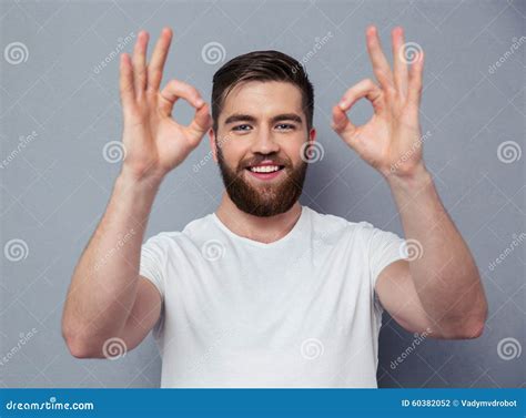 Hombre Feliz Que Muestra La Muestra Aceptable Con Los Fingeres Foto De