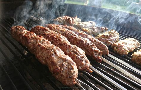 Derin bir kaba 500 gr kıyma koyun. Turkish Adana Kebab - hot, spicy and really delicious ...