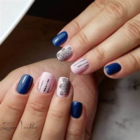 Las uñas azul marino son la nueva sensación que nunca pasara de moda aun con las nuevas tendencia en colores. Combinado con un tono natural o rosa palo | Uñas azules, Uñas color plata, Uñas azul con dorado