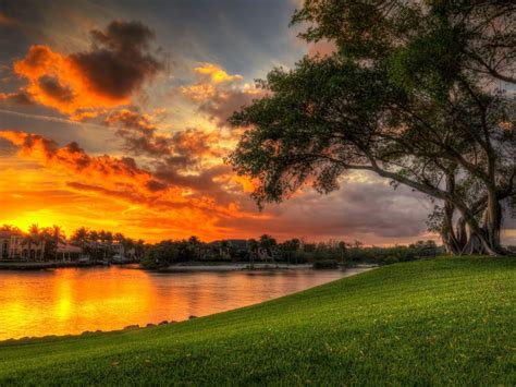 Beautiful Sunset Red Clouds Villa Lake Coast Green Meadow