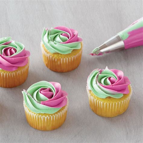 Two Tone Frosting Swirl Frosting In 2019 Cupcake Icing Techniques