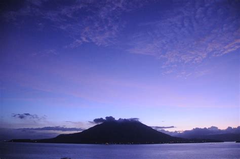 桜 (cherry tree, cherry blossom) +‎ 島 (island). 鹿児島・桜島（鹿児島県）の旅行ガイド - BIGLOBE旅行