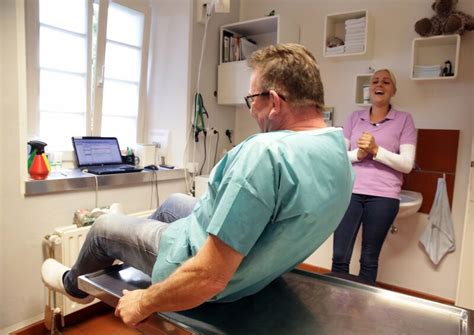 Allerdings hat er davor noch alle hände voll zu tun: Praxis Dr. Dreesen - Ein Hof für Tiere Bilder - TV Wunschliste