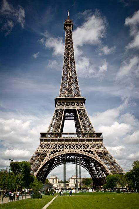 The world famous paris tower is a mass of iron designed by gustave eiffel for the universal exposition of 1889 and was the tallest structure in the world until 1930, when new. Adesivo para porta Torre Eiffel Paris