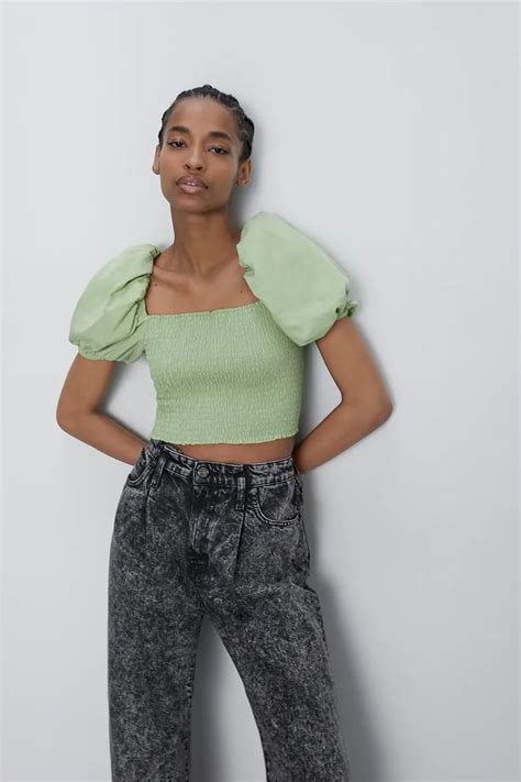 A zara é uma rede de lojas galega de roupa, calçado e acessórios para o público feminino, masculino e infantil. TOP CROPPED COM ELÁSTICOS | ZARA Brasil em 2020 | Cropped ...