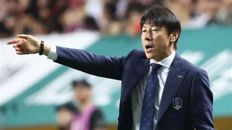 Pelatih yang pernah membawa korea selatan mengalahkan jerman di piala dunia 2018 ini juga menceritakan rahasia menjadi sukses baik sebagai pemain dan pelatih. South Korea: Shin Tae-yong made players swap shirts to try ...