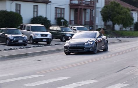 Teslas Model S Gets Ludicrous Mode Will Do 0 60 In 28 Seconds
