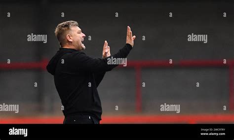 salford city head coach karl robinson während des sky bet efl league 2 spiels zwischen crawley