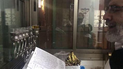 מי ימלל מעוז צור ישועתי נר לי דקיק נרות חנוכה סביבון סוב סוב סוב סביבוני ירוץ בגיל שימו שמן שקט שקט הערב בבית אבי אבי נס חנוכה. ‫הדלקת נר ראשון של חנוכה‬‎ - YouTube