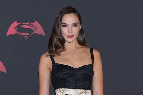 Download Gal Gadot Batman V Superman Premiere Wallpaper