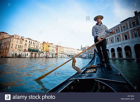 Un gondoliere canottaggio una gondola; Venezia Venezia ...