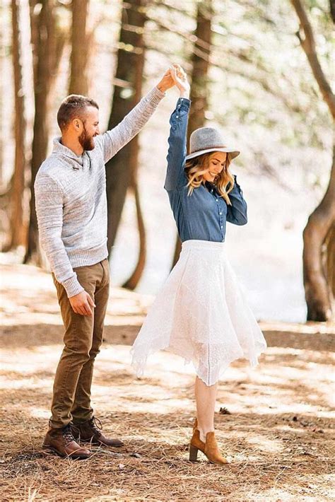 21 Fall Engagement Photos That Are Just The Cutest Fall Engagement