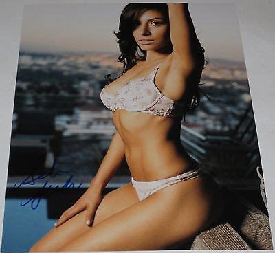 HOT SEXY SARAH SHAHI SIGNED 8X10 PHOTO AUTHENTIC AUTOGRAPH FAIRLY LEGAL