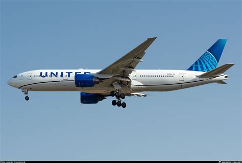 N206ua United Airlines Boeing 777 222er Photo By Ramon Jordi Id