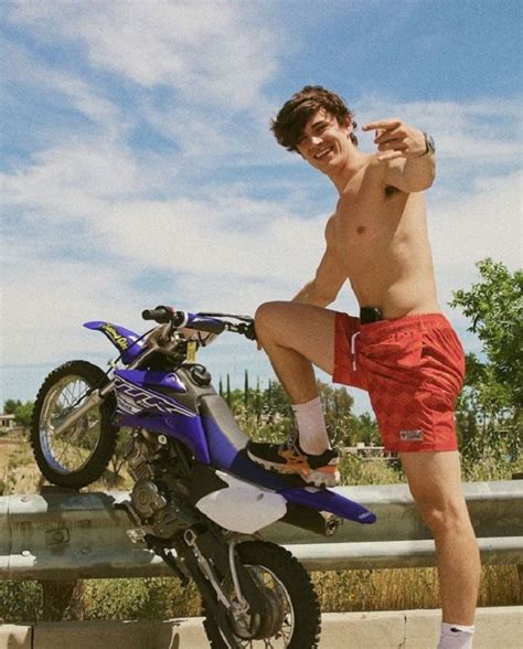 Jun 08, 2012 · famous june 8 birthdays including kanye west, rosanna pansino, hayes grier, francesca capaldi, awesamdude and many more. Hayes Grier -【Biography】Age, Net Worth, Height, Single ...