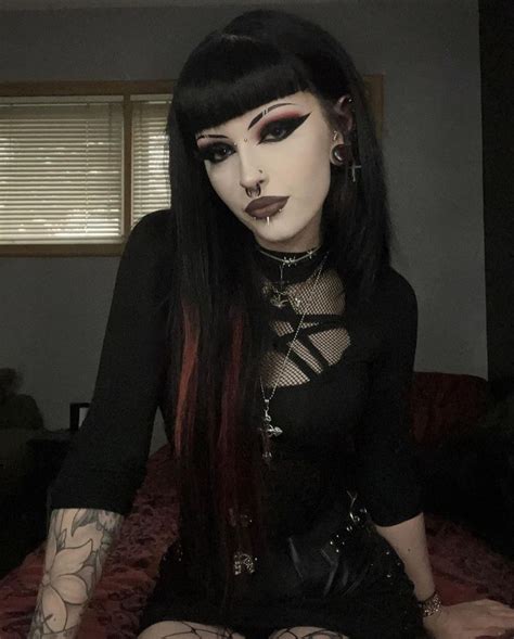 hot goth girls gothic girls sexy girls aesthetic people aesthetic makeup maquillage goth