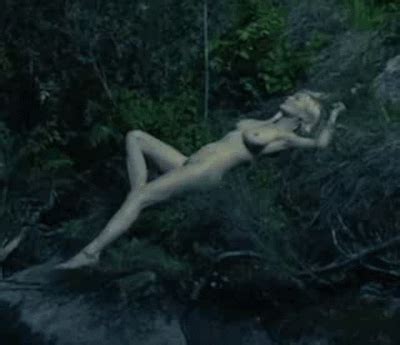 Kirsten Dunst Is Looking Quite Naked And Embarrassed Photo Sexiz Pix