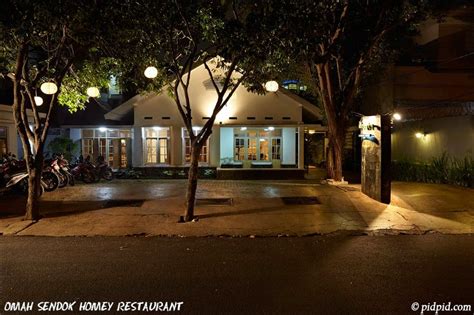 Di namakan dengan nama yang unik yaitu omah sendok yang memiliki arti, omah artinya rumah, sedangkan sendok berasal dari kata empu sendok yang artinya. Chirp!: Tempat Resepsi/Venue Outdoor di Jakarta Part 2