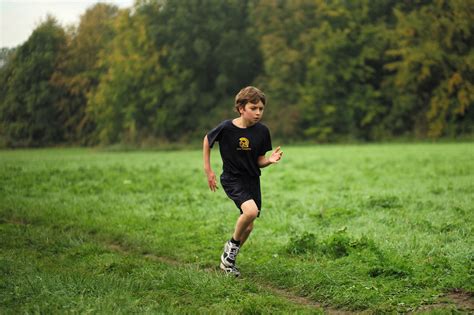 Fotos Gratis Persona Niña Deporte Prado Chico Corriendo Correr