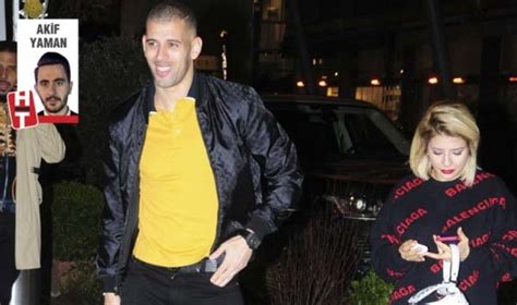 وصول #إسلام_سليماني إلى اسطنبول تمهيدا للإنضمام إلى فنربخشة لموسم واحد على سبيل #اسلام_سليماني هداف المنتخب الوطني لمدة اكثر من ثمن سنوات بأكثر من 20هدف. شاهد : إسلام سليماني يتجول مع زوجته في تركيا