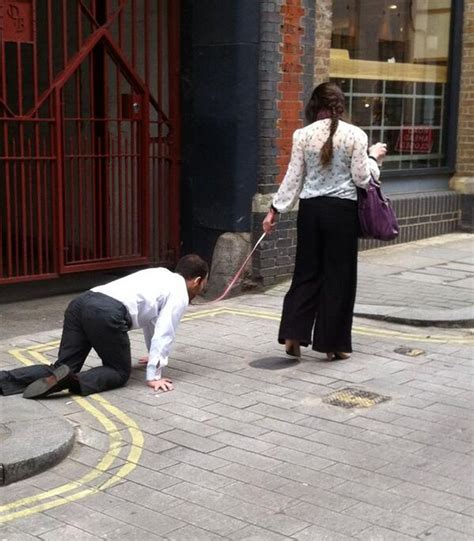 Inaudito Mujer Pasea A Un Hombre Con Correa Por Las Calles De Londres