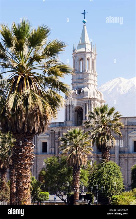 Perú Arequipa La Basílica Catedral De Arequipa Y El Volcán Misti