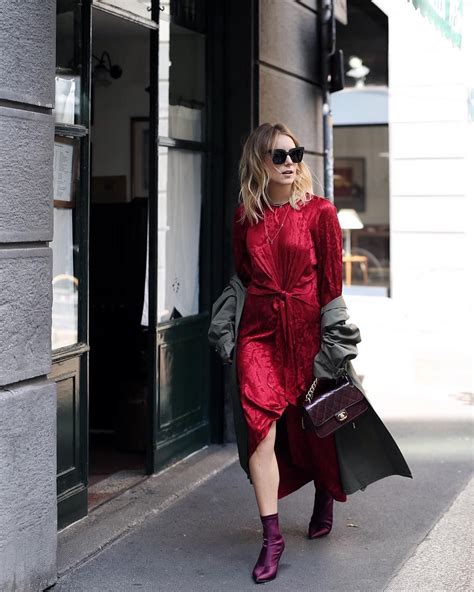 Milan Fashion Week Springsummer 2018 Streetstyle Mit Rotem Kleid Und
