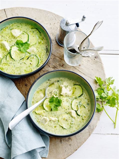 Recept van Pascale Naessens Currysoep met kip en courgette