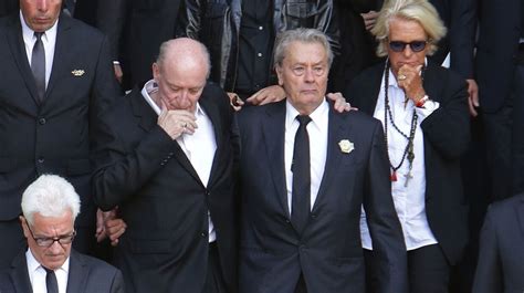 Delon y mireille darc se conocieron en 1968 durante el rodaje de «jeff». Obsèques de Mireille Darc : Alain Delon et Pascal Desprez ...
