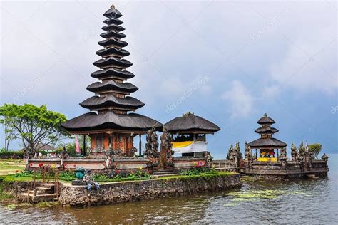 Pura ulun danu bratan (also written as beratan) is the famous bali water temple that sits near bedugul on a lake in the northern mountains. Pura Ulun Danu Bratan Temple, Bali, Indonesia - Стоковое ...