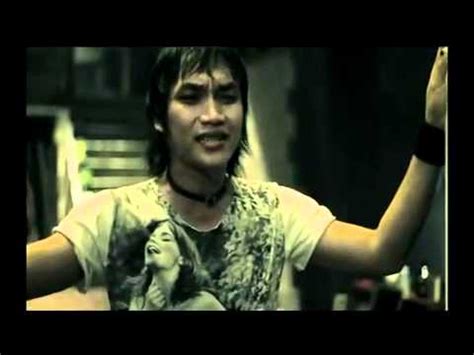 Ada hati yang tak pernah lelah. Lagu yang cocok untuk hubungan Long Distance Relationships ...