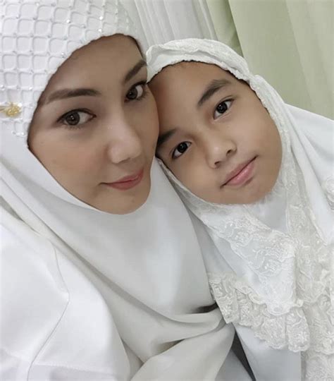 Dalam islam konon ada larangan bagi wanita untuk bepergian tanpa mahram, lalu bagaimana menanggapi kasus di atas. Erra Fazira Bakal Tunai Haji Ogos Depan, Buat Rukun Islam ...
