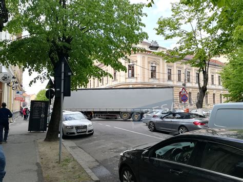 Selectați limba centru de informare cetățeni. TIR blocat in centru Satu Mare (6)