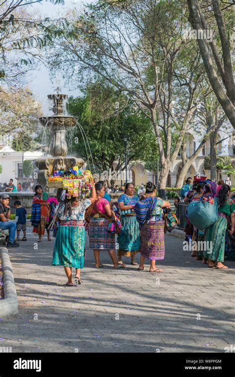 Mujer Indigena Guatemala Caminar Fotos E Im Genes De Stock Alamy